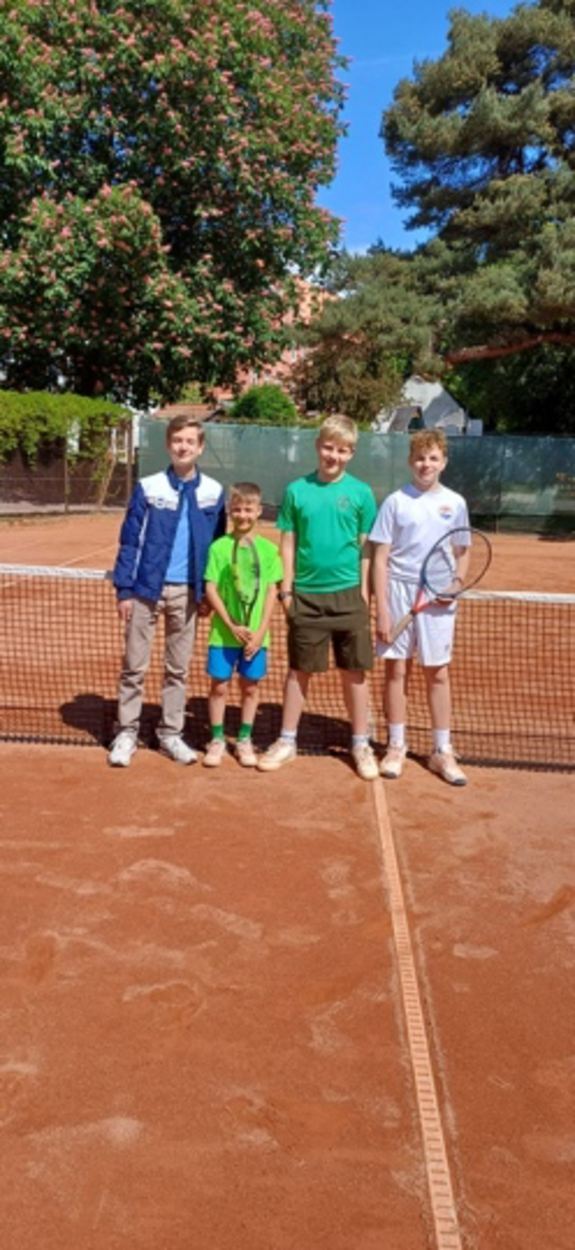 Ein Bild, das Sport, draußen, Sportspiele, Gerichtshof enthält.<br /><br />
Automatisch generierte Beschreibung