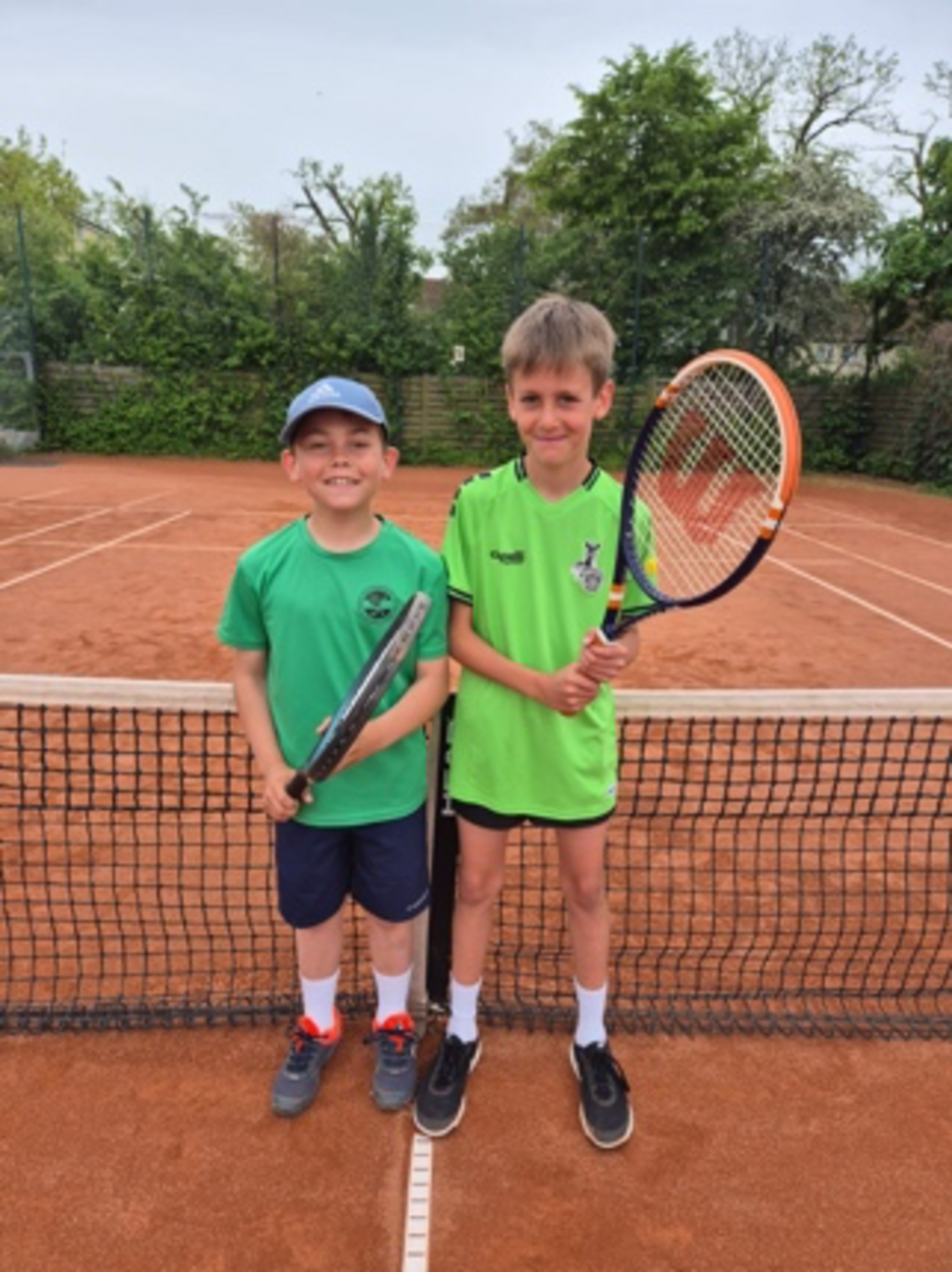 Ein Bild, das Sport, Tennis, Person, Sportspiele enthält.<br /><br />
Automatisch generierte Beschreibung