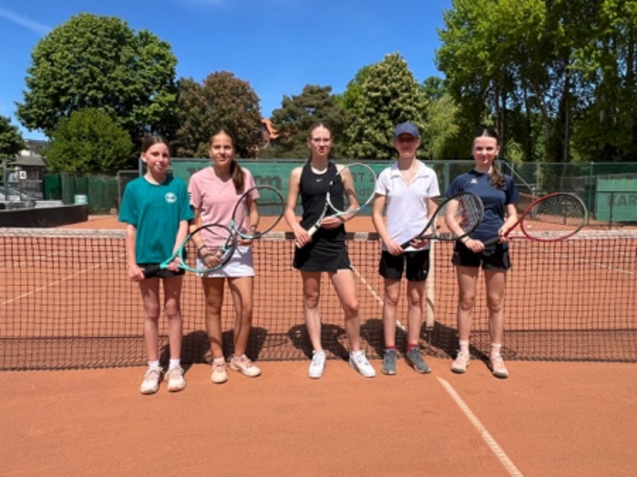 Ein Bild, das Sport, Sportspiele, Tennis, draußen enthält.<br /><br />
Automatisch generierte Beschreibung