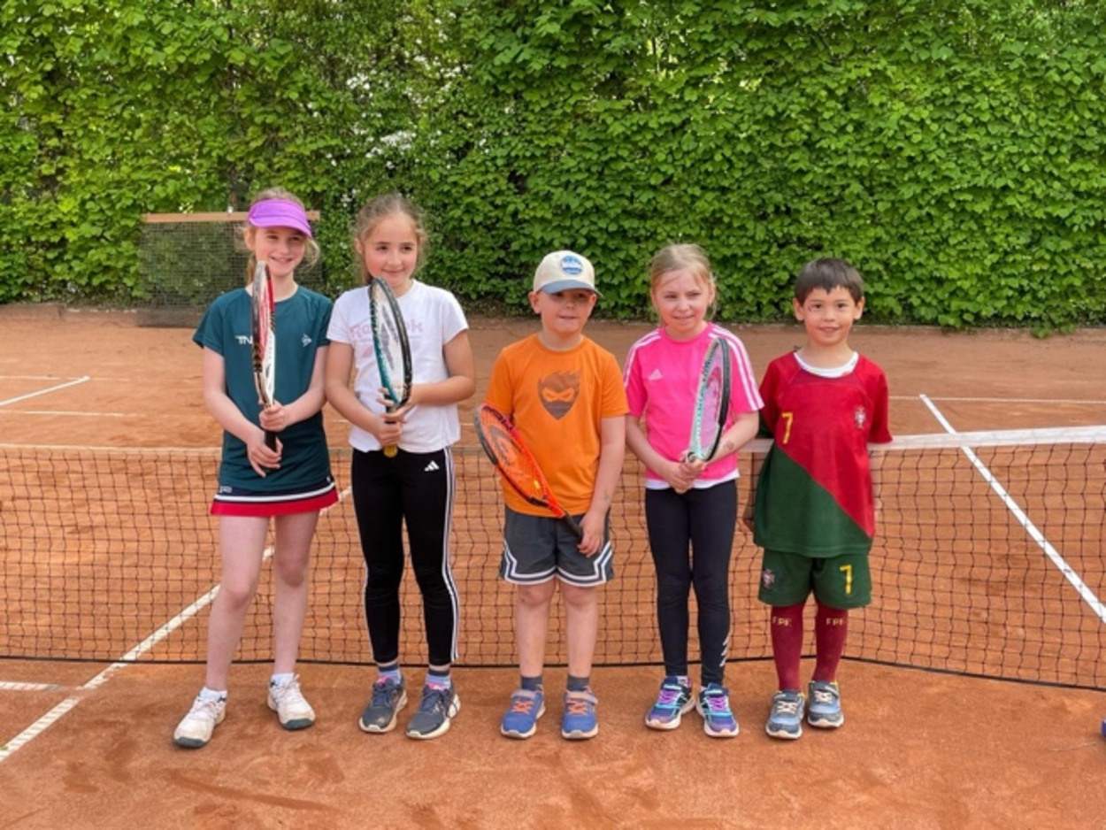 Ein Bild, das Sport, Sportspiele, Person, Tennis enthält.<br /><br />
Automatisch generierte Beschreibung